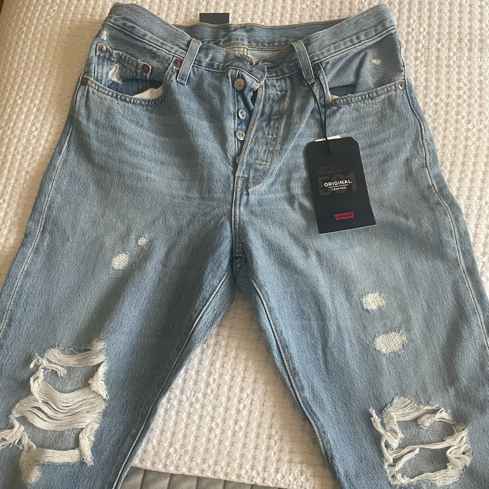 Brand New Levi’s cropped button fly jeans